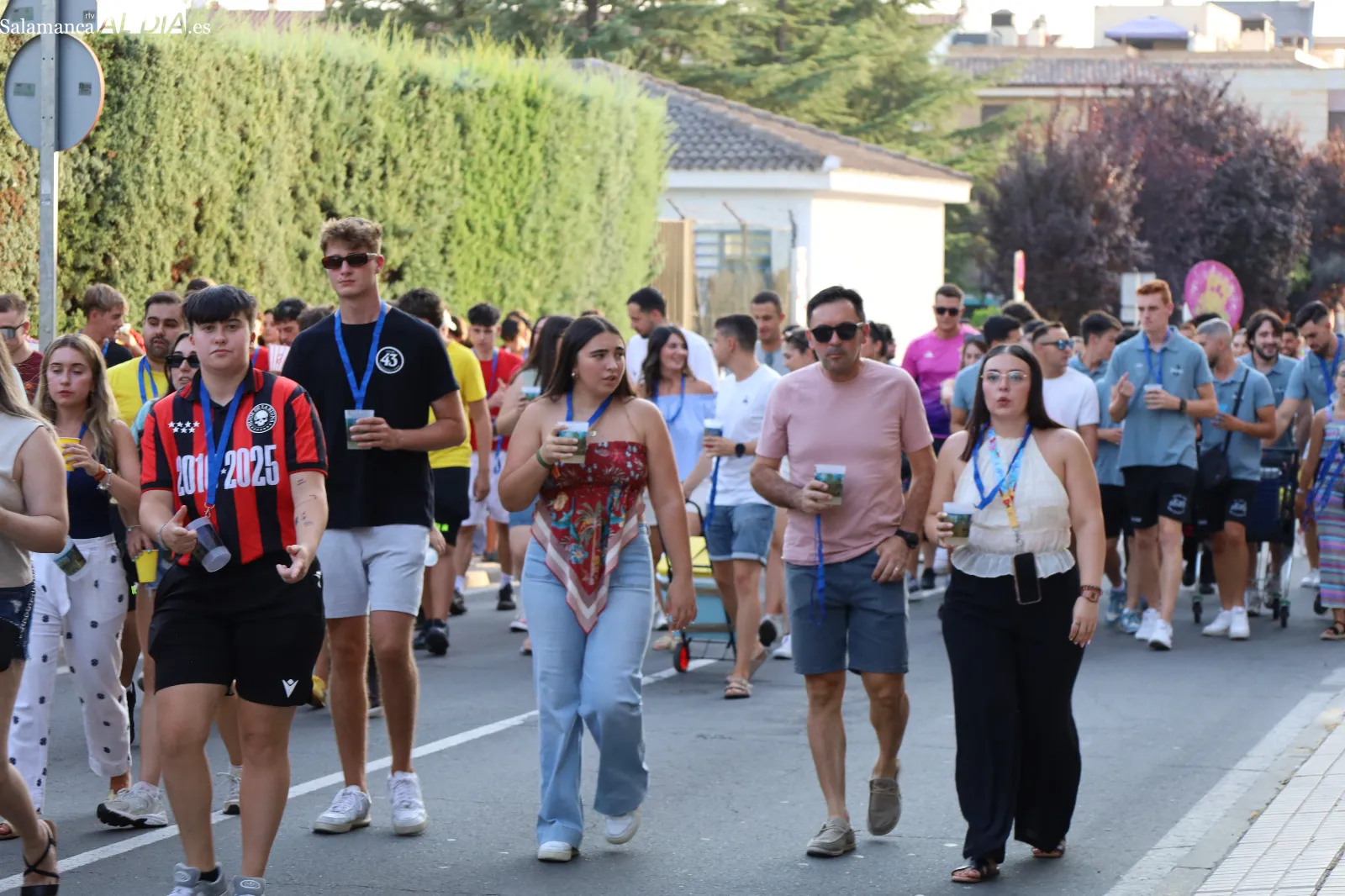 Desfile de peñas e inauguración de la Feria de Día y de Noche en el arranque de las fiestas de Carbajosa de la Sagrada. Fotos: Miguel Á. González