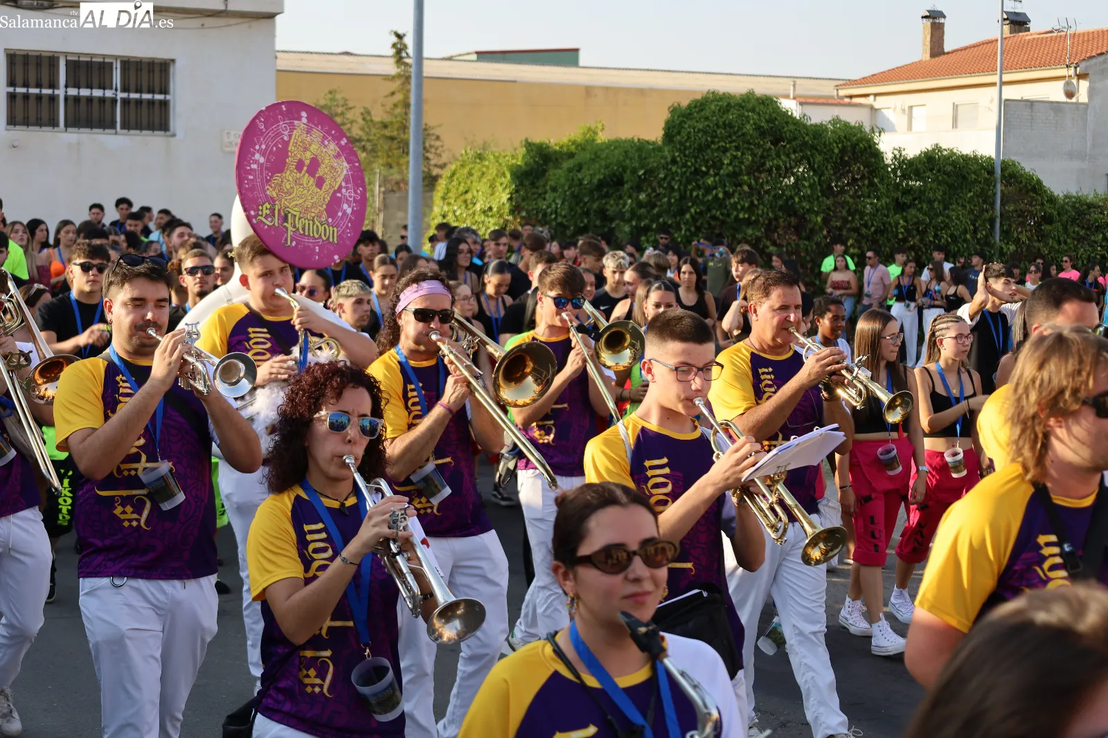 Desfile de peñas e inauguración de la Feria de Día y de Noche en el arranque de las fiestas de Carbajosa de la Sagrada. Fotos: Miguel Á. González