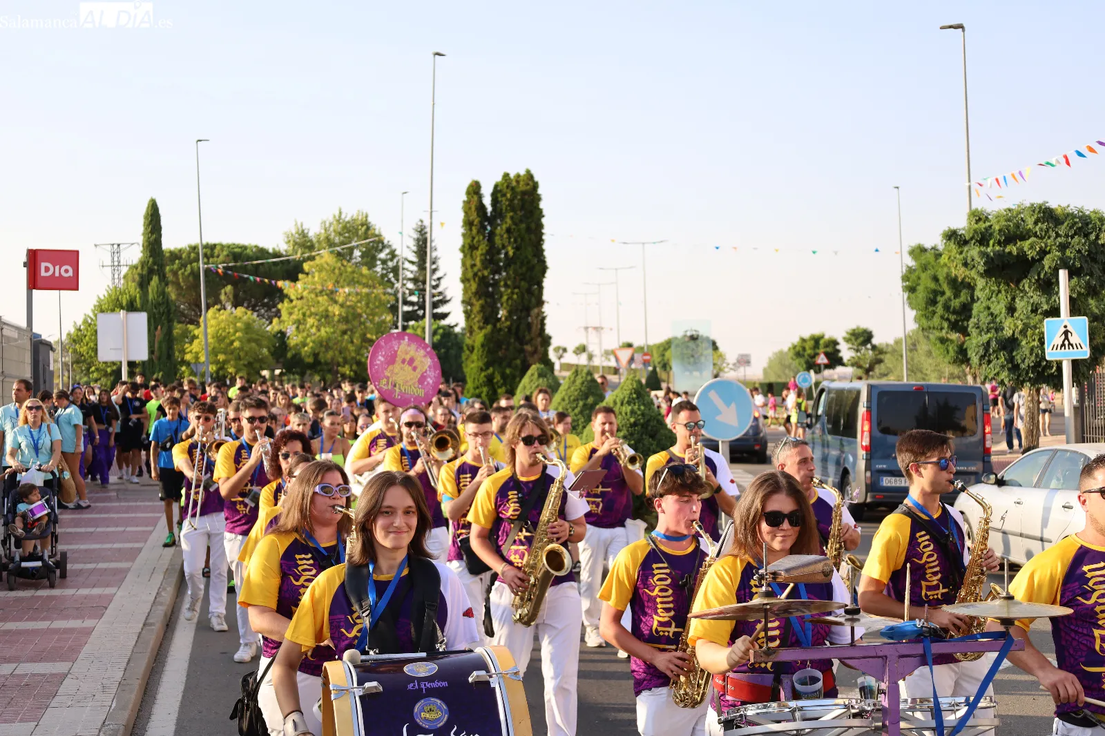 Desfile de peñas e inauguración de la Feria de Día y de Noche en el arranque de las fiestas de Carbajosa de la Sagrada. Fotos: Miguel Á. González