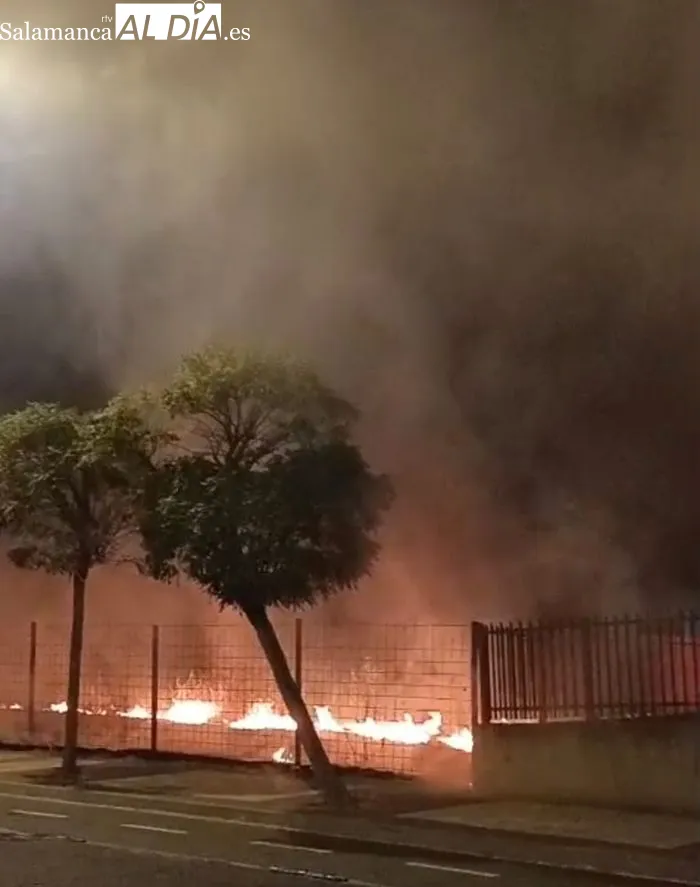 Imágenes del incendio en la calle en calle Eduardo Lozano Lardet
