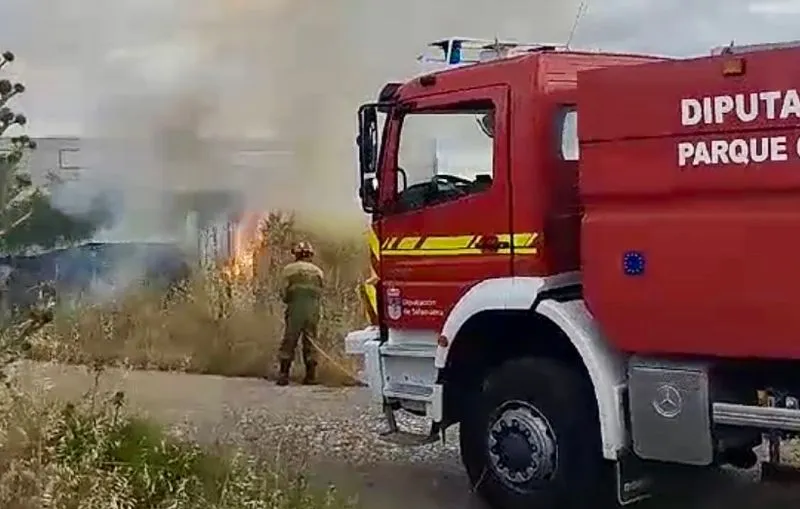 Incendio en Villamayor: bomberos actúan junto a piscinas