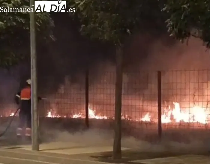 Imágenes del incendio en la calle en calle Eduardo Lozano Lardet