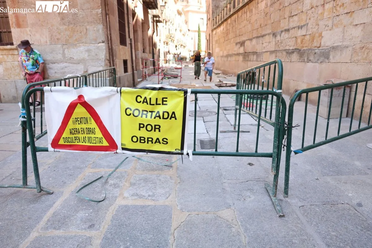 Imprudencias de algunos peatones en las obras de la calle Libreros. Foto D. S.