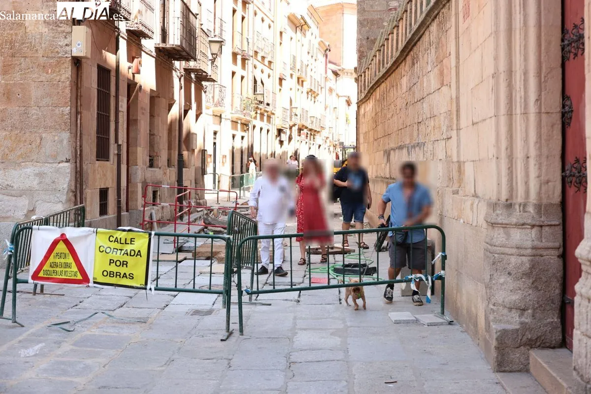 Imprudencias de algunos peatones en las obras de la calle Libreros. Foto D. S.