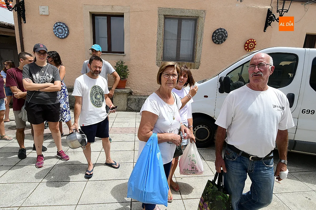 Una paella popular reúne a familias y amigos