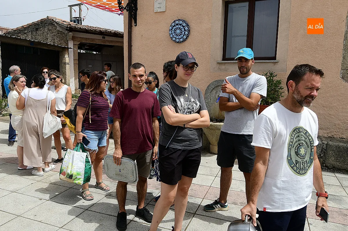 Una paella popular reúne a familias y amigos