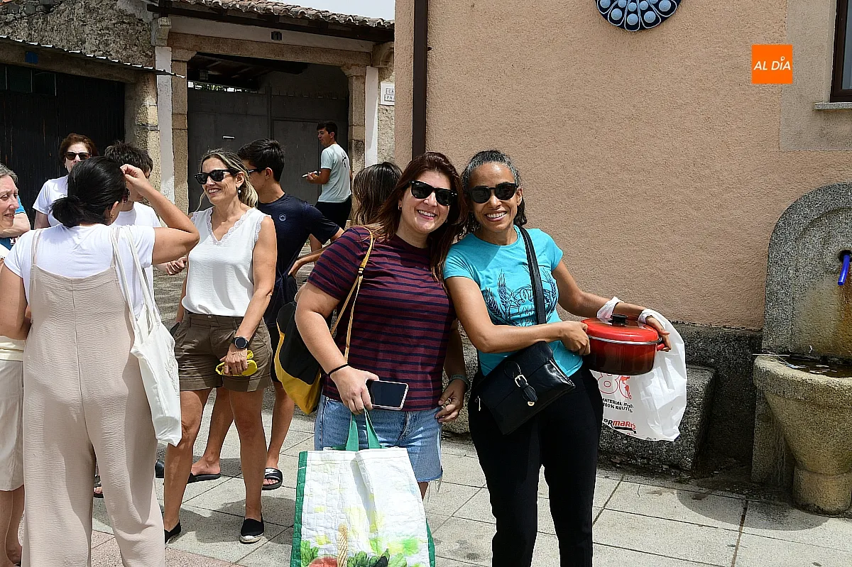 Una paella popular reúne a familias y amigos