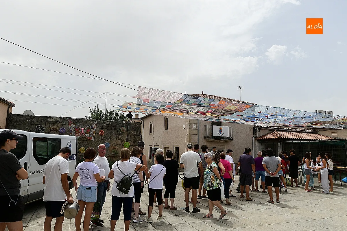 Una paella popular reúne a familias y amigos