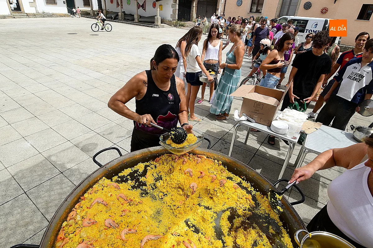 Una paella popular reúne a familias y amigos