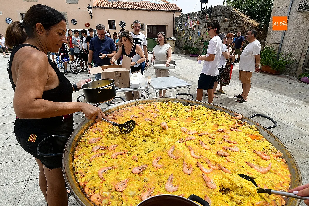 Una paella popular reúne familias amigos en torno a la mesa durante  fiestas  Aldea del Obispo