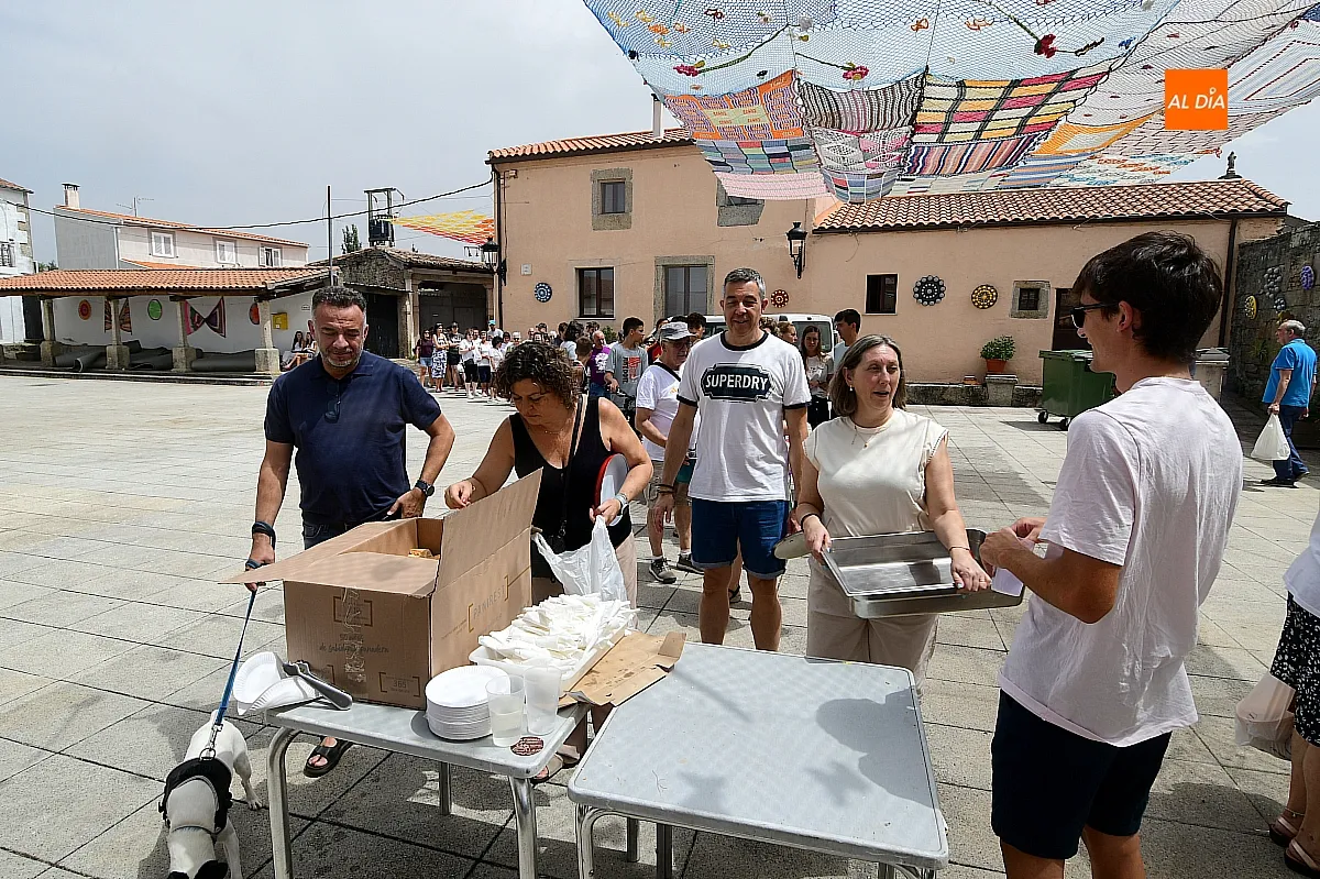 Una paella popular reúne a familias y amigos