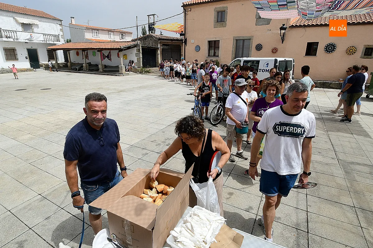 Una paella popular reúne a familias y amigos