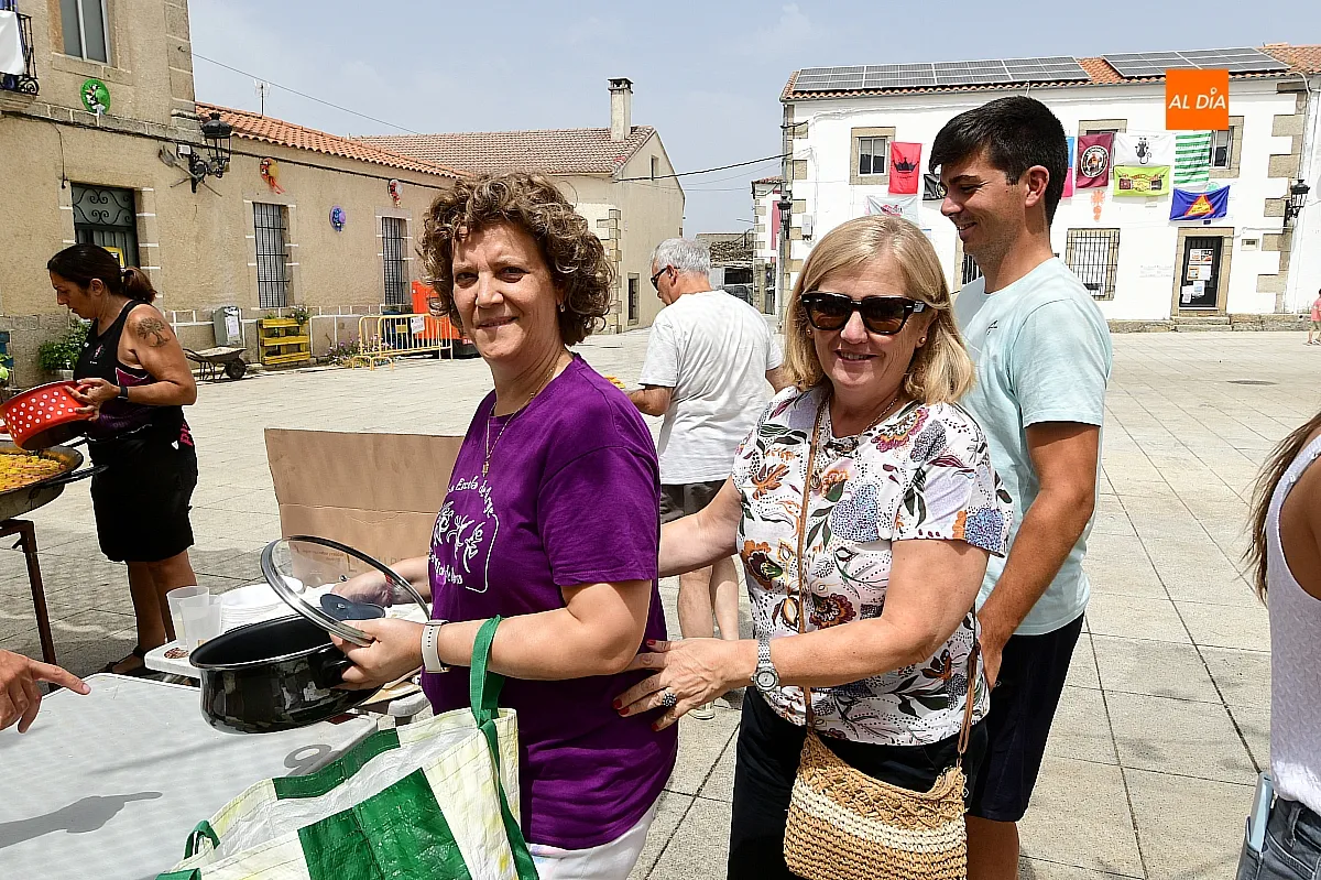 Una paella popular reúne a familias y amigos