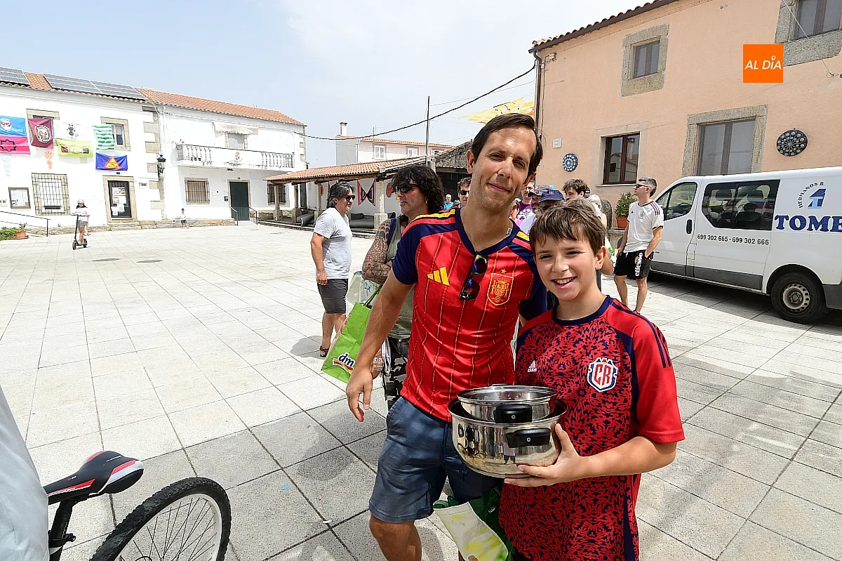 Una paella popular reúne a familias y amigos