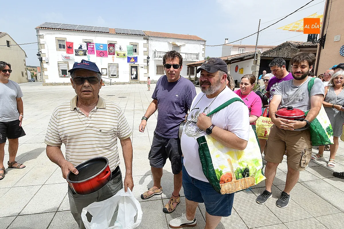 Una paella popular reúne a familias y amigos