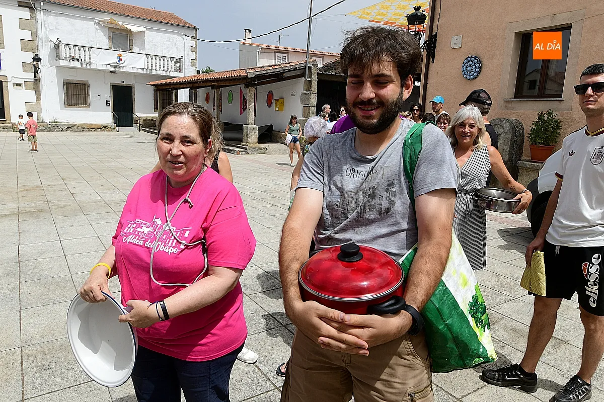 Una paella popular reúne a familias y amigos