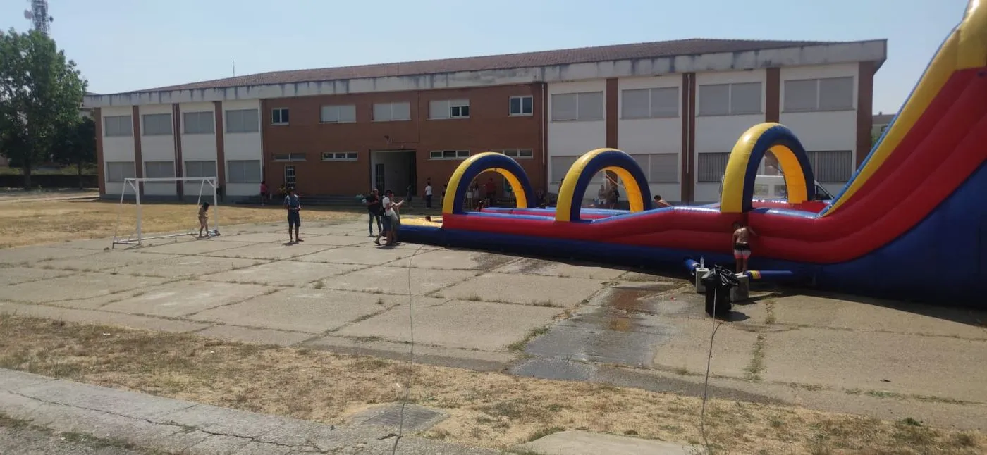 Parque de hinchables y tobogán de agua en las escuelas de Vitigudino 