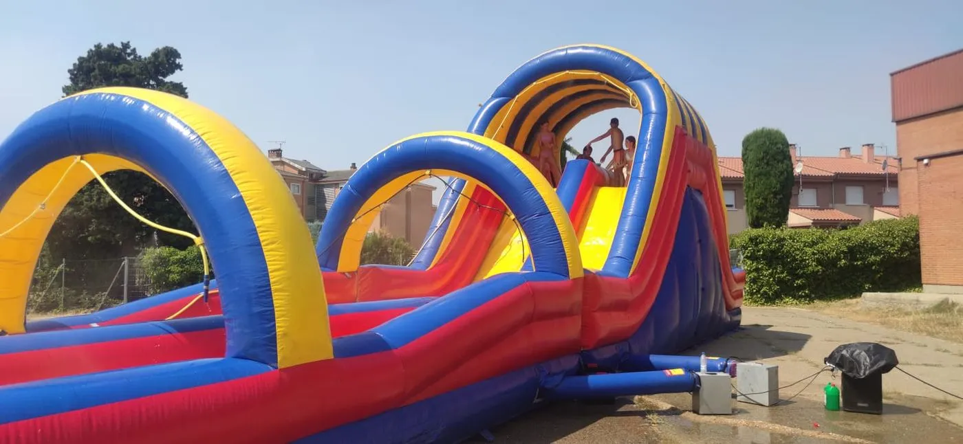 Parque de hinchables y tobogán de agua en las escuelas de Vitigudino 