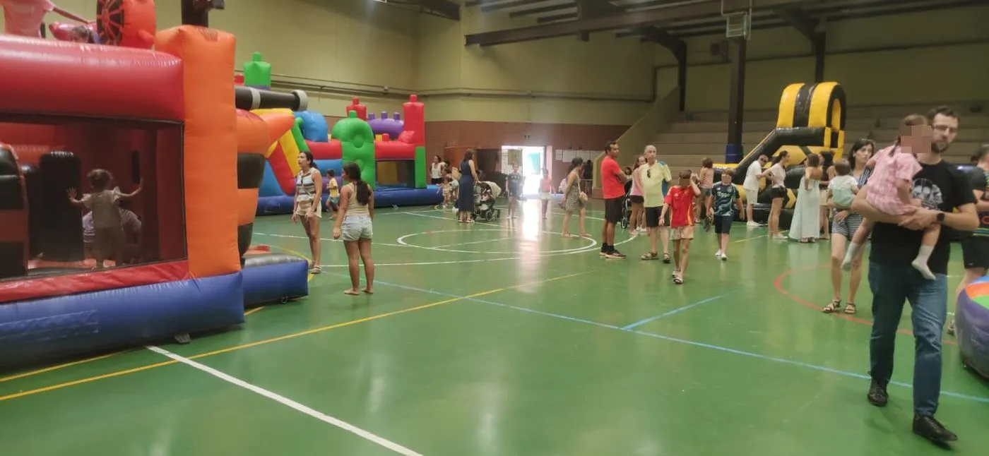 Parque de hinchables y tobogán de agua en las escuelas de Vitigudino 