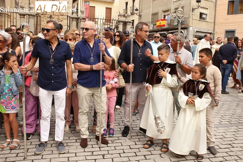 Foto 2 - La devoci&oacute;n y el turismo inundan Alba de Tormes en el arranque de la Transverberaci&oacute;n