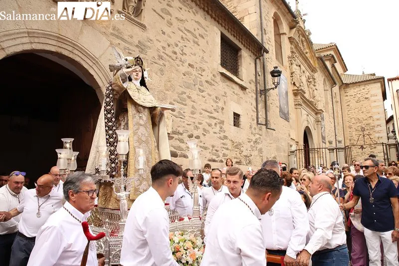 Foto 5 - La devoci&oacute;n y el turismo inundan Alba de Tormes en el arranque de la Transverberaci&oacute;n