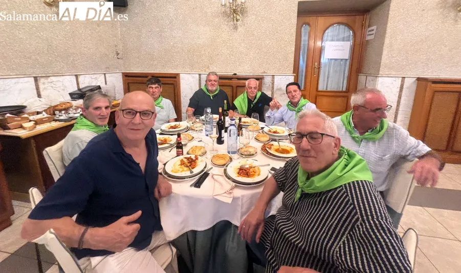 Foto 2 - Los quintos de 1960 de Alba de Tormes celebran su primer encuentro
