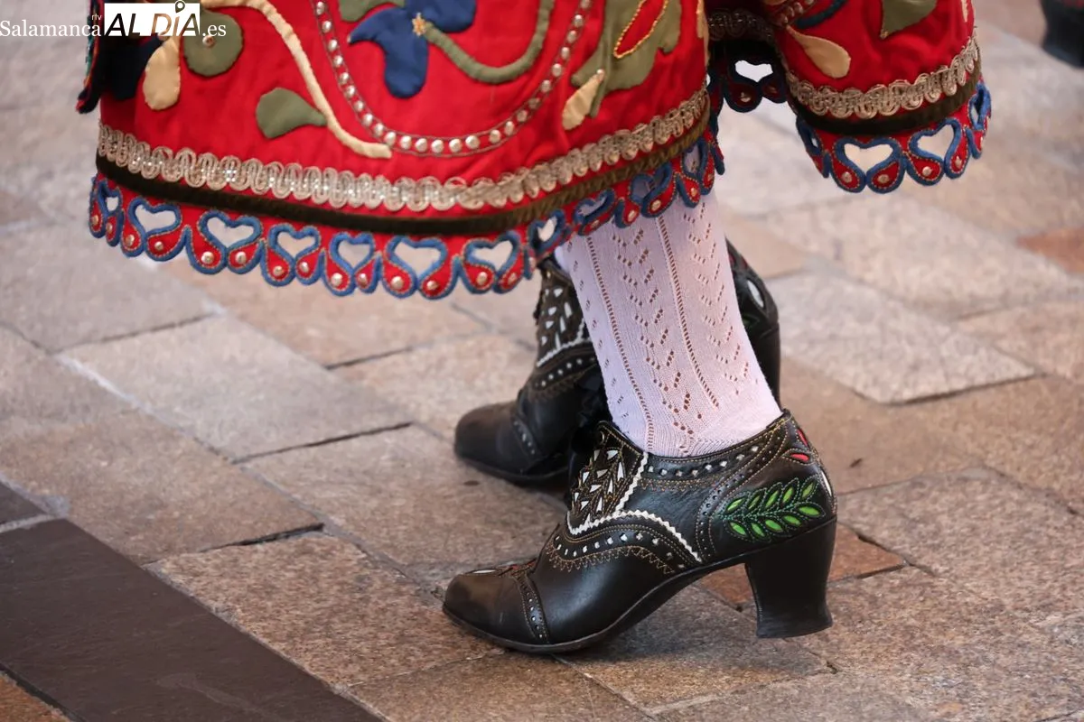 El Grupo Arraigo llena de música tradicional el centro de Salamanca | FOTOS: David Sañudo