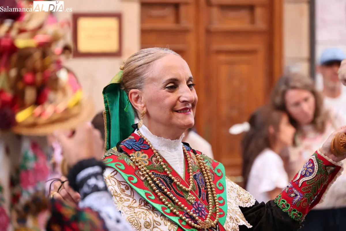 El Grupo Arraigo llena de música tradicional el centro de Salamanca | FOTOS: David Sañudo