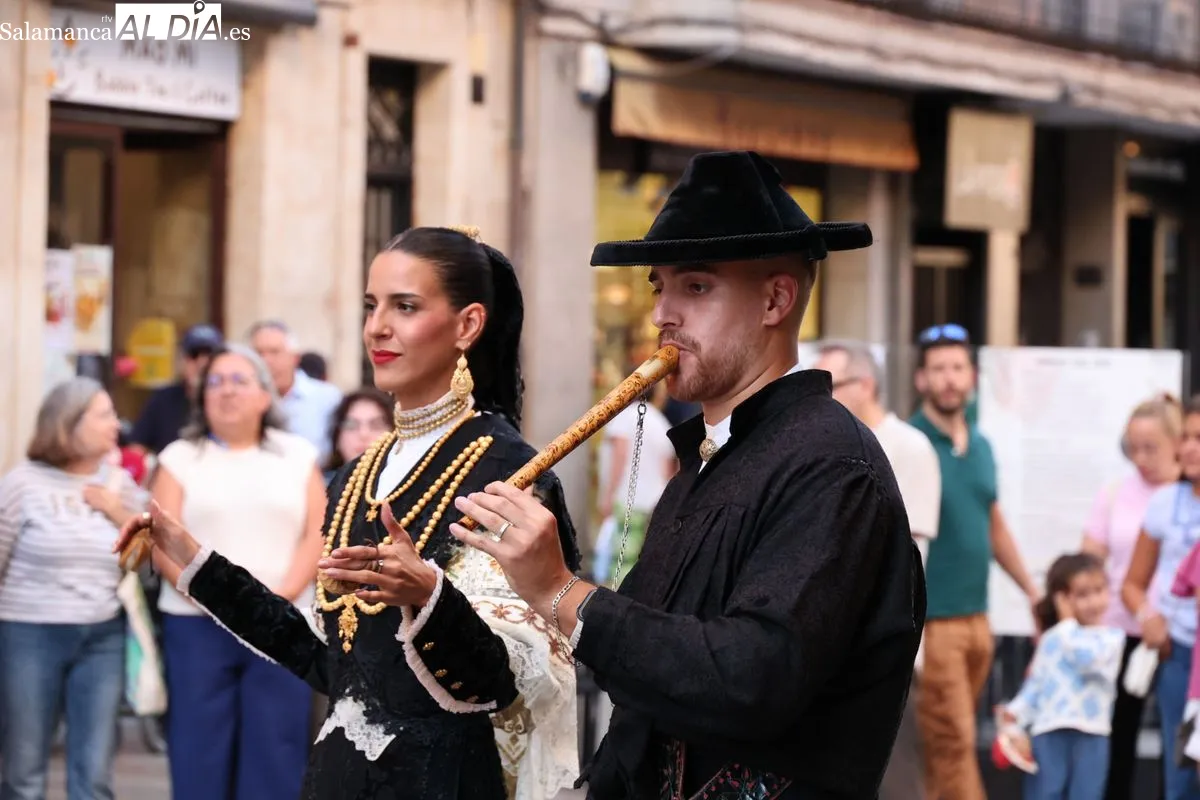 El Grupo Arraigo llena de música tradicional el centro de Salamanca | FOTOS: David Sañudo