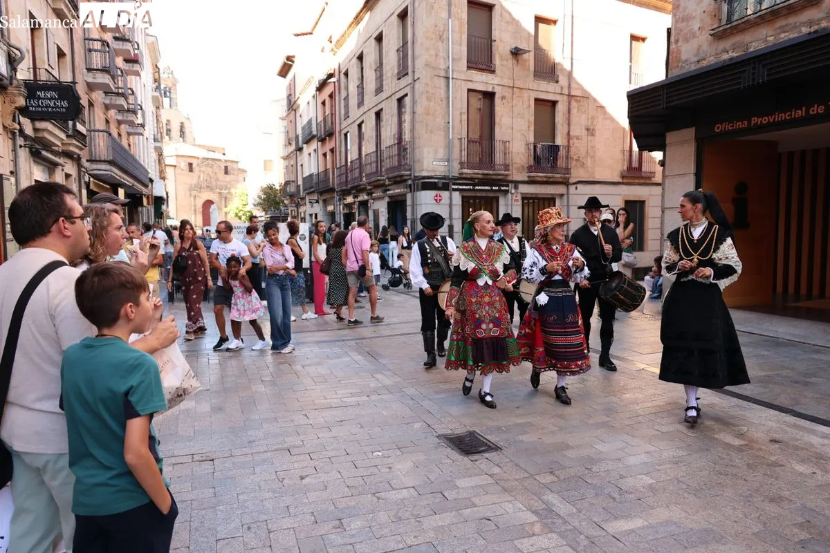 El Grupo Arraigo llena de música tradicional el centro de Salamanca | FOTOS: David Sañudo