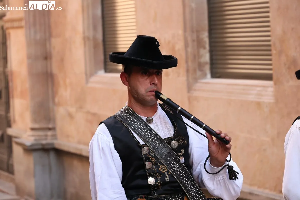 El Grupo Arraigo llena de música tradicional el centro de Salamanca | FOTOS: David Sañudo