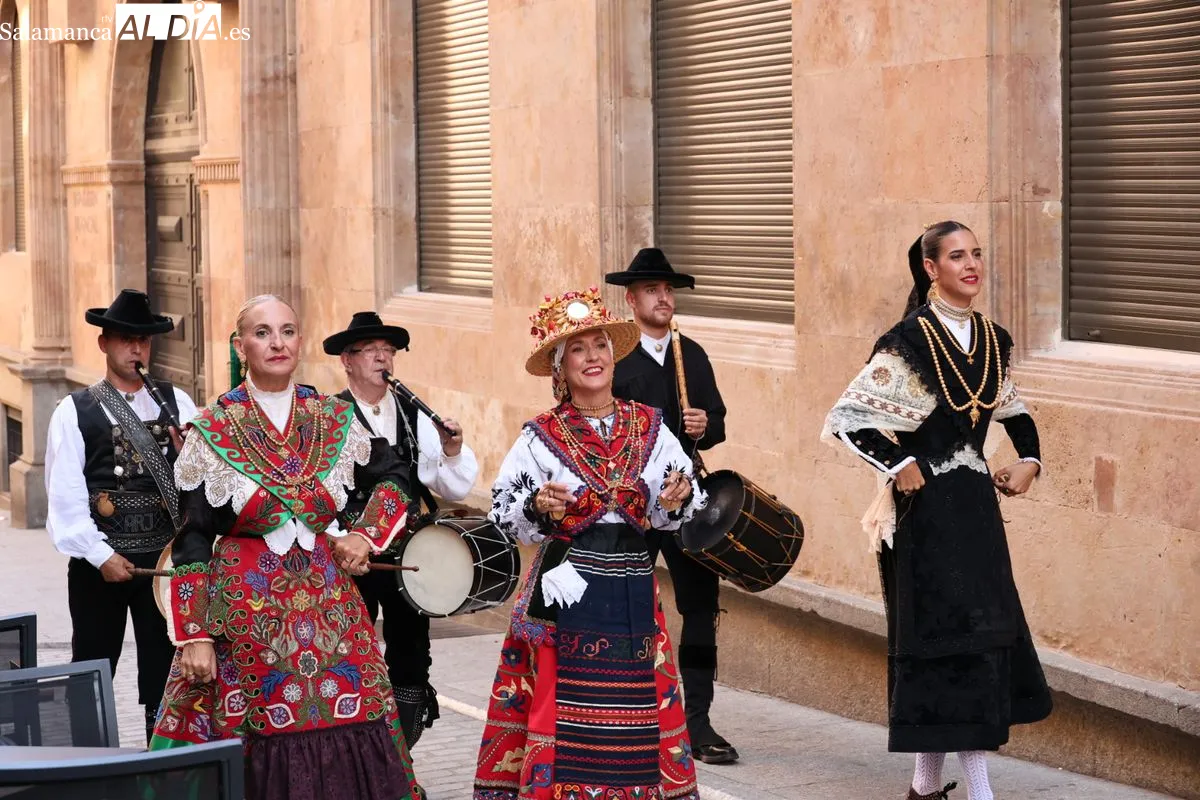 El Grupo Arraigo llena de música tradicional el centro de Salamanca | FOTOS: David Sañudo