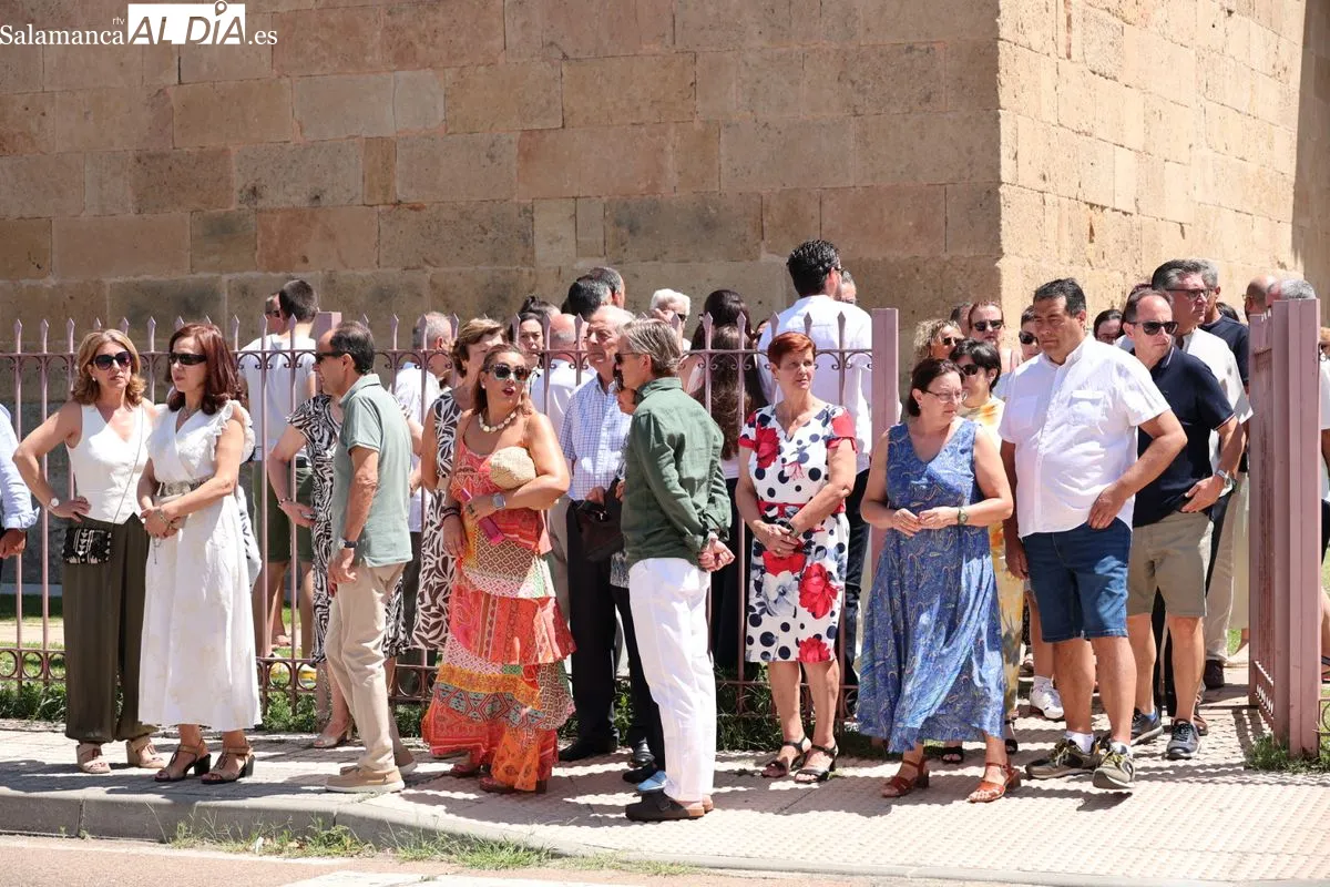 Devoción en Castellanos de Moriscos con la procesión en honor al Cristo de las Batallas | FOTOS: David Sañudo