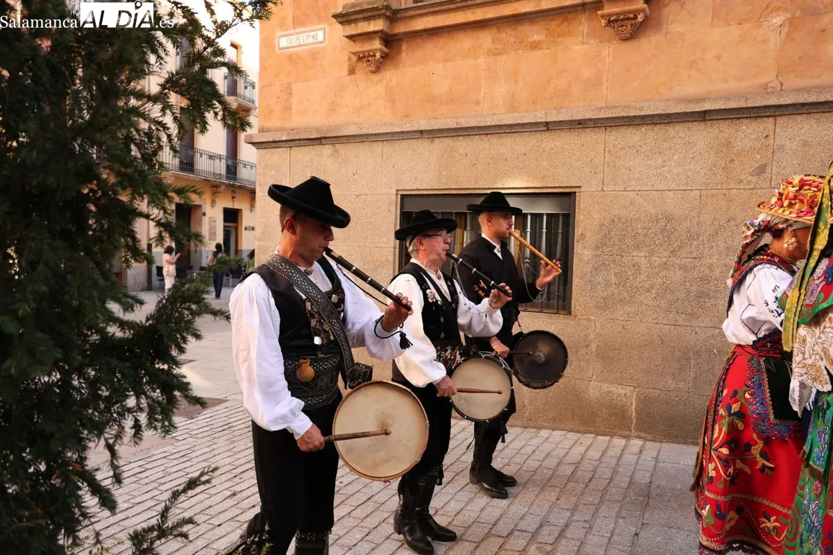 El Grupo Arraigo llena de música tradicional el centro de Salamanca | FOTOS: David Sañudo