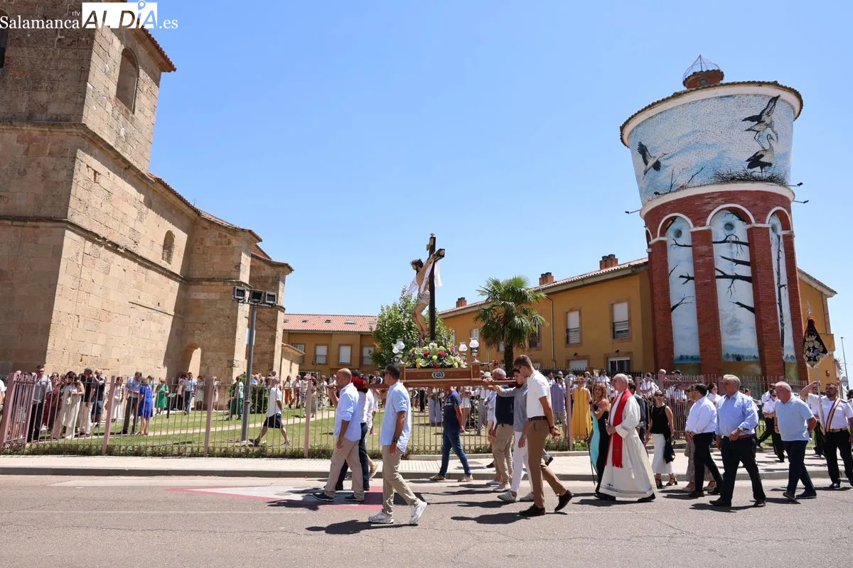 Devoción en Castellanos de Moriscos con la procesión en honor al Cristo de las Batallas | FOTOS: David Sañudo
