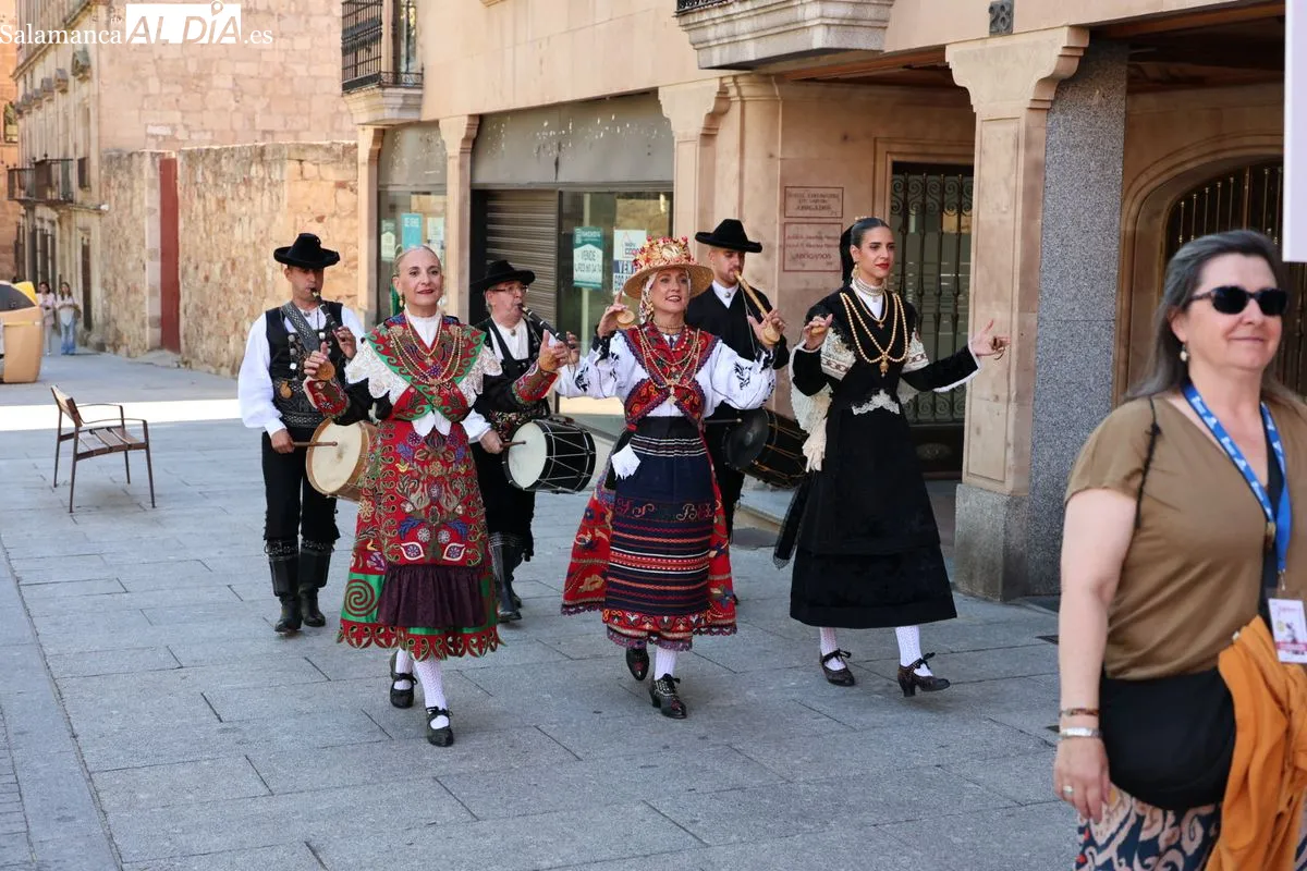 El Grupo Arraigo llena de música tradicional el centro de Salamanca | FOTOS: David Sañudo