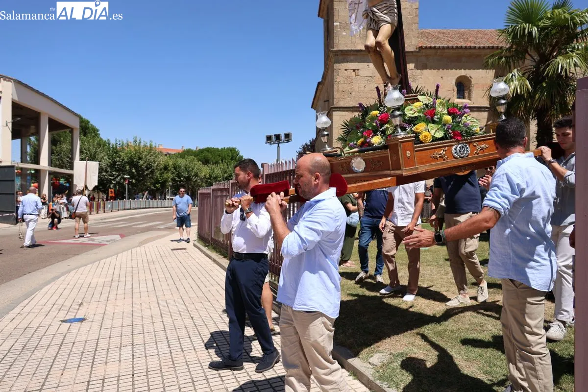 Devoción en Castellanos de Moriscos con la procesión en honor al Cristo de las Batallas | FOTOS: David Sañudo