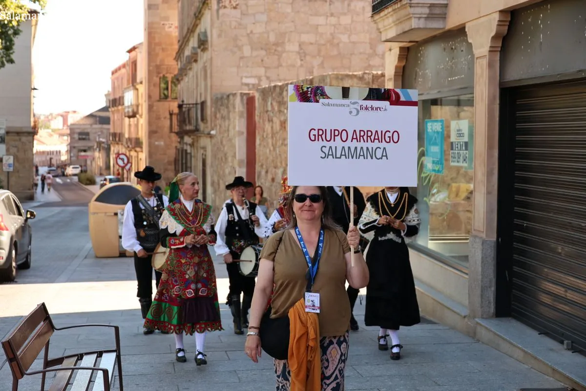 El Grupo Arraigo llena de música tradicional el centro de Salamanca | FOTOS: David Sañudo