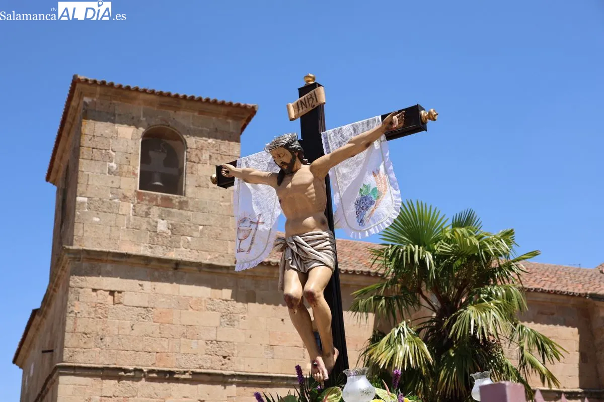 Devoción en Castellanos de Moriscos con la procesión en honor al Cristo de las Batallas | FOTOS: David Sañudo