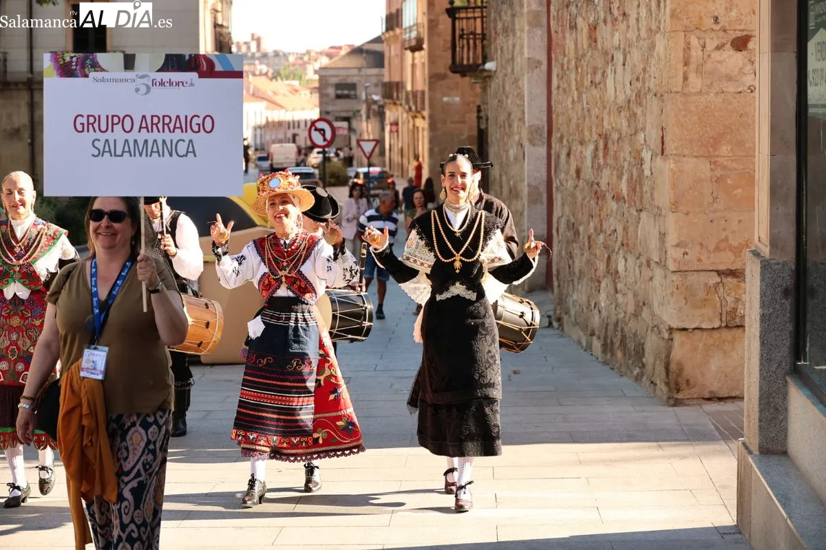 El Grupo Arraigo llena de música tradicional el centro de Salamanca | FOTOS: David Sañudo