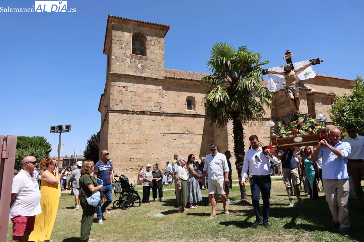 Devoción en Castellanos de Moriscos con la procesión en honor al Cristo de las Batallas | FOTOS: David Sañudo