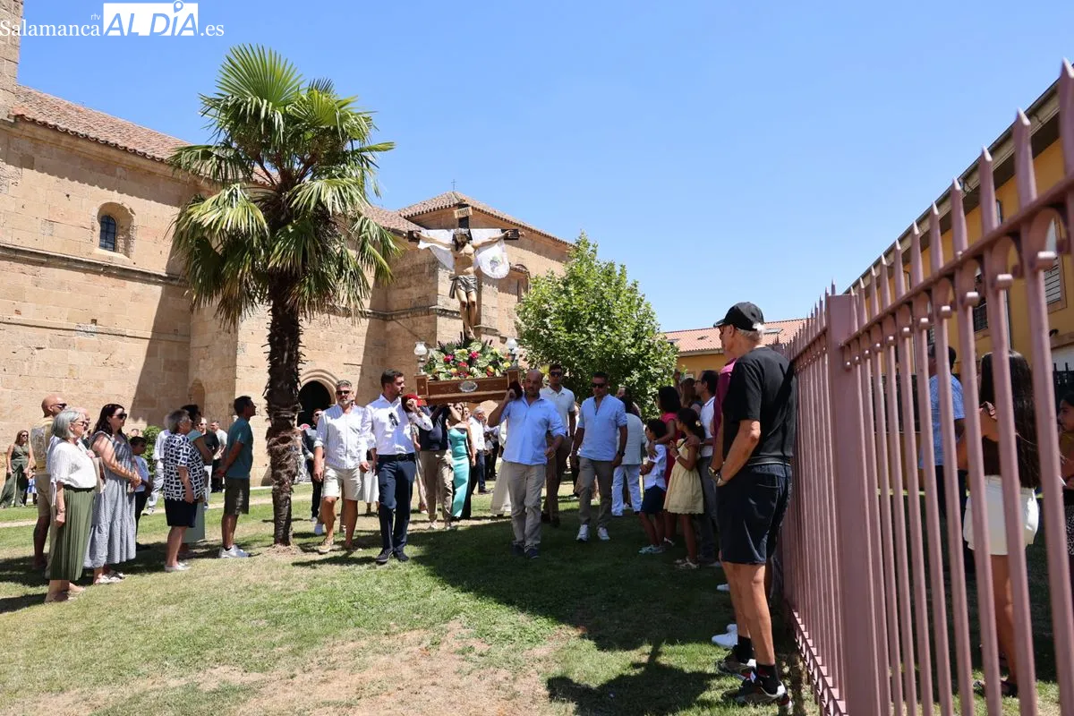 Devoción en Castellanos de Moriscos con la procesión en honor al Cristo de las Batallas | FOTOS: David Sañudo