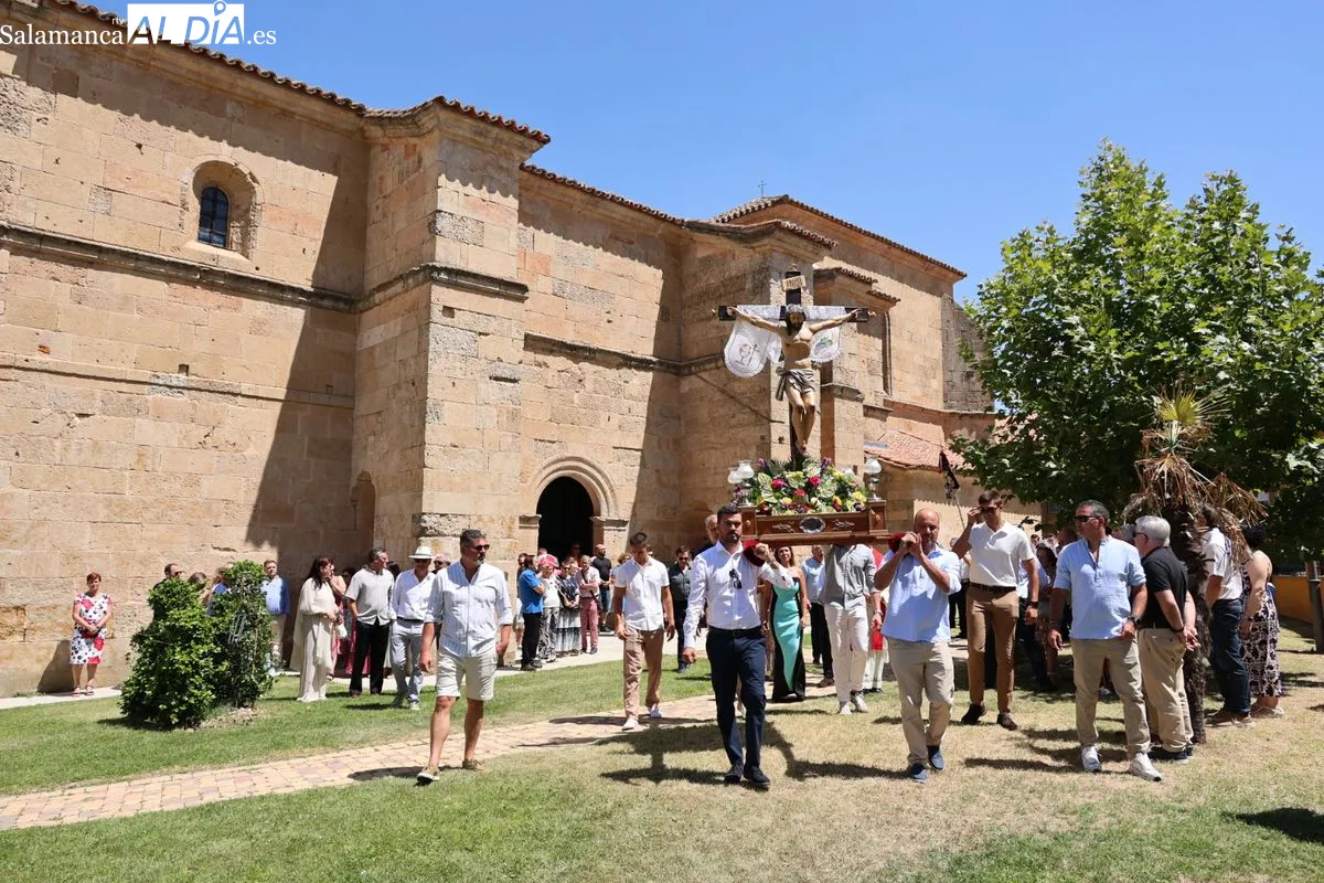 Devoción en Castellanos de Moriscos con la procesión en honor al Cristo de las Batallas | FOTOS: David Sañudo