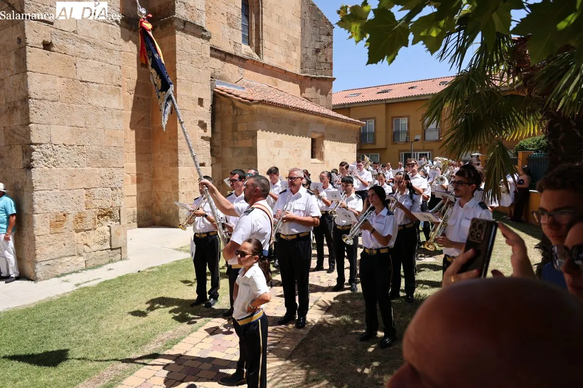 Devoción en Castellanos de Moriscos con la procesión en honor al Cristo de las Batallas | FOTOS: David Sañudo