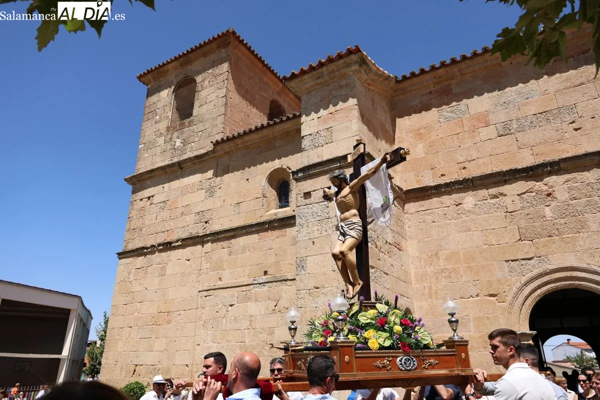 Devoción en Castellanos de Moriscos con la procesión en honor al Cristo de las Batallas | FOTOS: David Sañudo