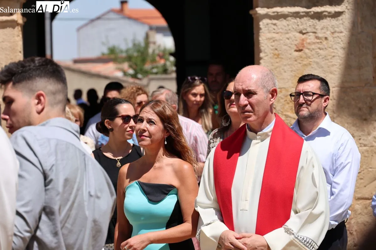 Devoción en Castellanos de Moriscos con la procesión en honor al Cristo de las Batallas | FOTOS: David Sañudo