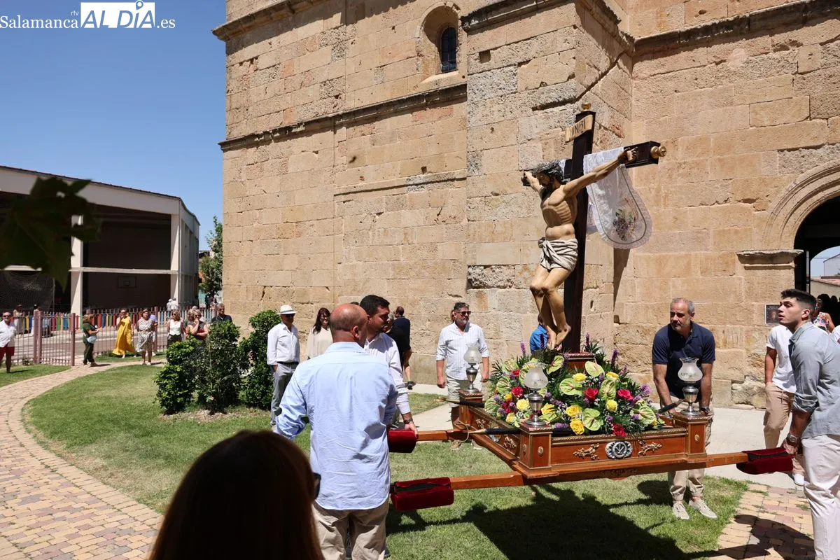 Devoción en Castellanos de Moriscos con la procesión en honor al Cristo de las Batallas | FOTOS: David Sañudo