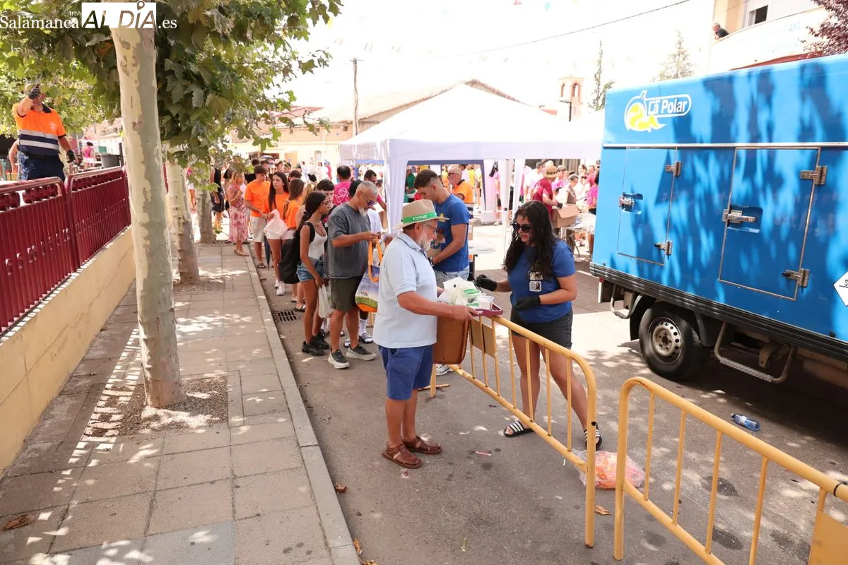 Foto 6 - FOTOS | Castellanos de Moriscos celebra su multitudinaria paella popular por las fiestas