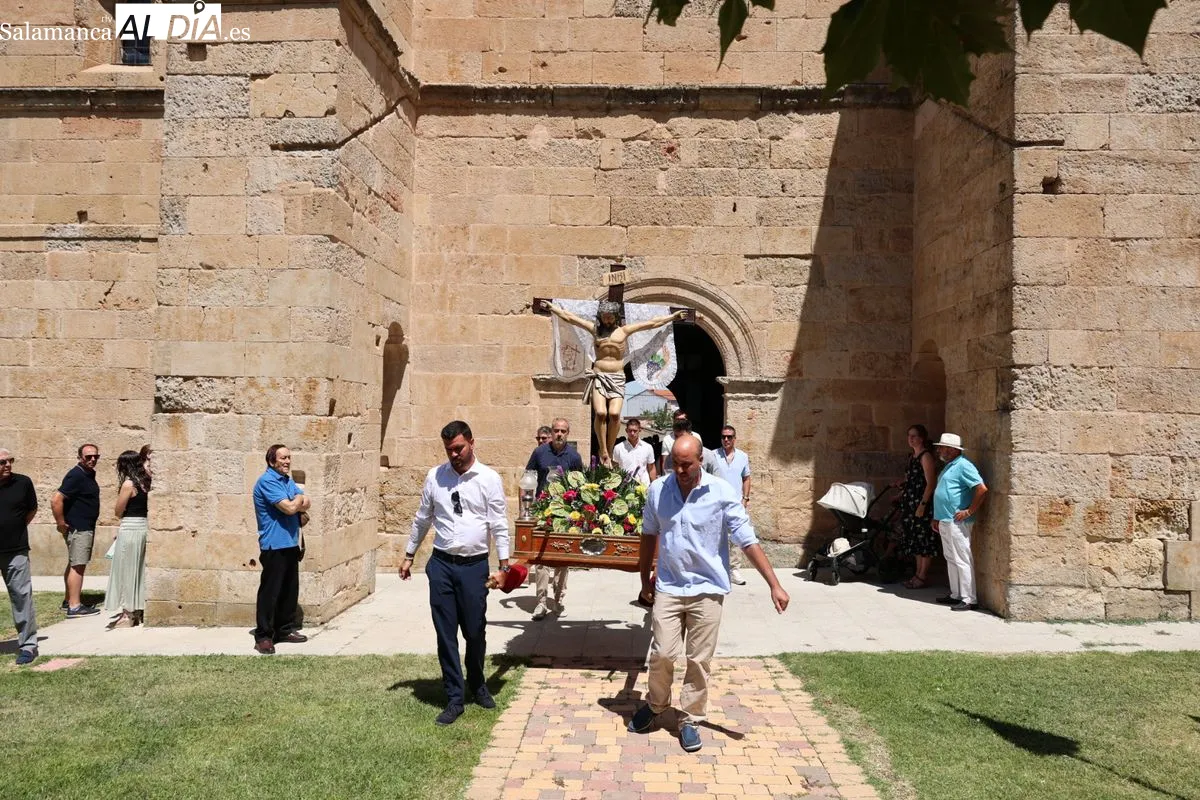 Devoción en Castellanos de Moriscos con la procesión en honor al Cristo de las Batallas | FOTOS: David Sañudo
