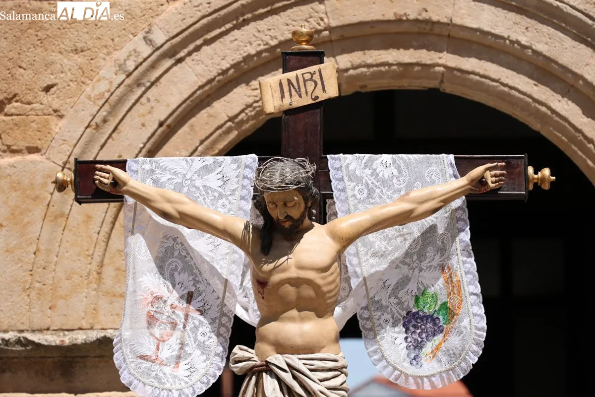 Devoción en Castellanos de Moriscos con la procesión en honor al Cristo de las Batallas | FOTOS: David Sañudo